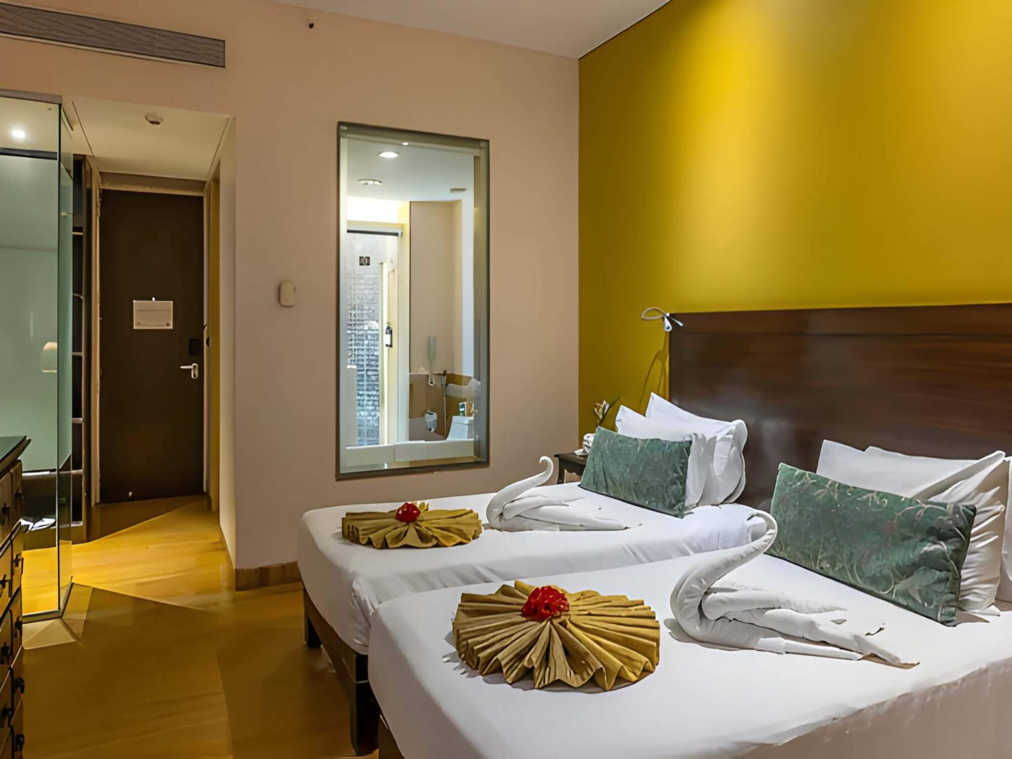 Courtyard Room Twin Bed with Bathtub